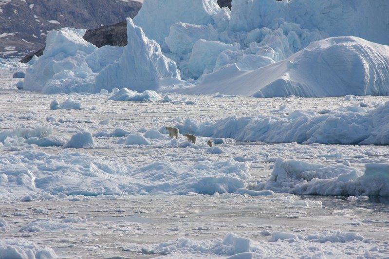 ＣＮＮ報導，格陵蘭本月15到17日每天融冰60億噸，可填滿720萬個奧運泳池。路透