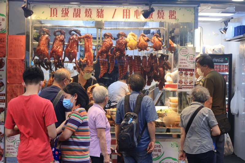 香港特區政府統計處21日公布2022年6月的消費物價指數，整體物價按年上升1.8%。圖為市民排隊買外賣。（香港中通社）
