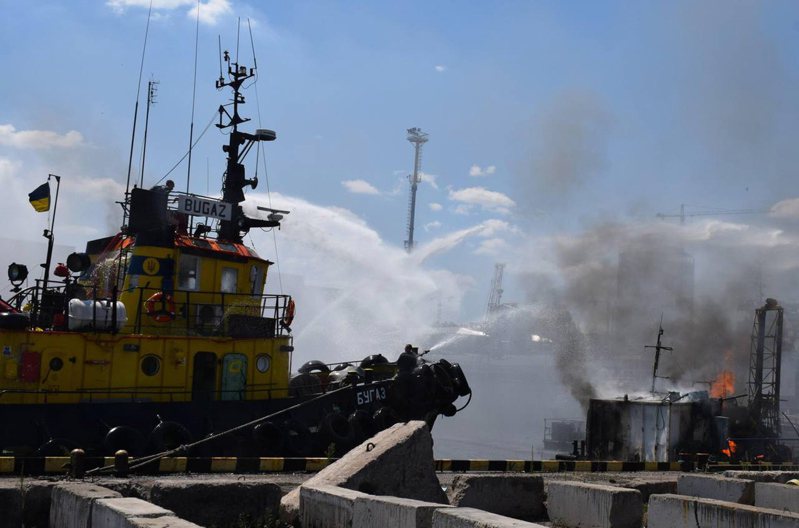 乌克兰南部的敖德萨港23日遭到俄军飞弹攻击，其中有两枚击中了港口。（欧新社）(photo:UDN)