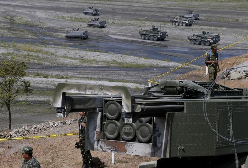 烏克蘭7月25日聲稱，自從6月收到美國提供的海馬士，已利用它摧毀俄軍50處彈藥庫。圖為2016年美國製造的海馬士（前）參加美菲聯合軍演。（美聯社）
