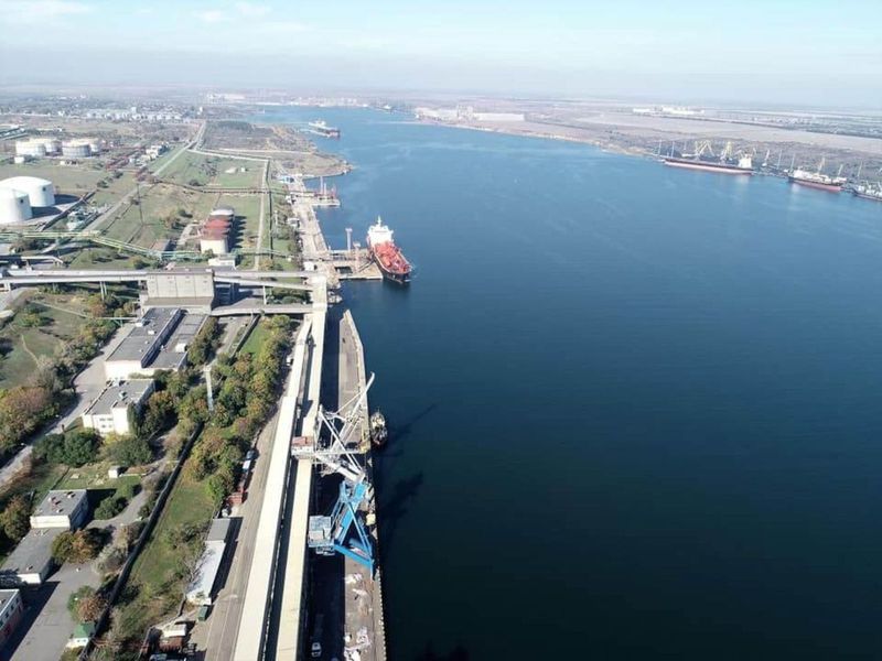 乌克兰与俄罗斯达成恢复谷物出口协议后，已在位于黑海的敖德萨港、切尔诺莫斯克港、皮夫登尼港（见图）3个港口重启作业。（取材自脸书）(photo:UDN)