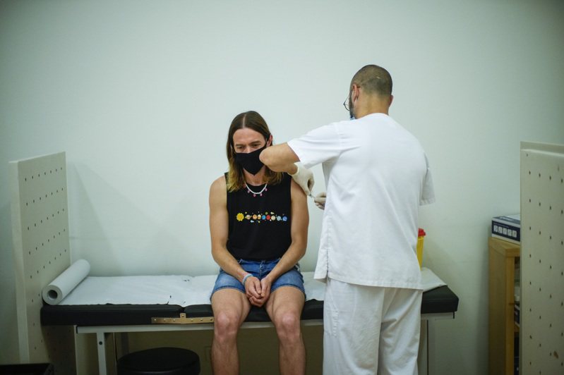 西班牙一名男子26日在診所接種猴痘疫苗。（美聯社）