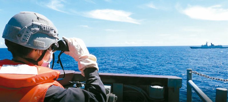 台國防部6日釋出「馬公艦」於台灣東部海域，近距監控解放軍「馬鞍山艦」與各型艦艇的動態畫面。(台國防部提供)
