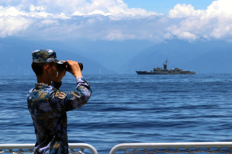 新華社發布解放軍艦艇5日抵近台灣本島演訓的相片，遠方艦艇為台灣蘭陽艦飛彈巡防艦。畫面中，台灣海岸線肉眼已清晰可見。（新華社）