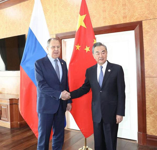 中國外交部長王毅(右)，5日在金邊與俄羅斯外長拉夫洛夫會面。(取材自中國外交部)