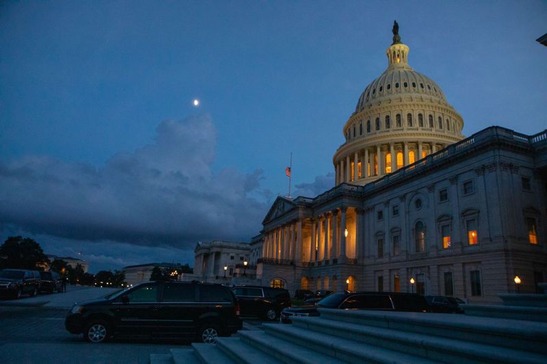 參院自6日晚到7日，馬拉松式的挑燈夜戰審理辯論「降通膨法案」，最後以 民主黨51票對共和黨50票，通過包括反氣候變遷在內的降通膨法案 。(Getty Images)