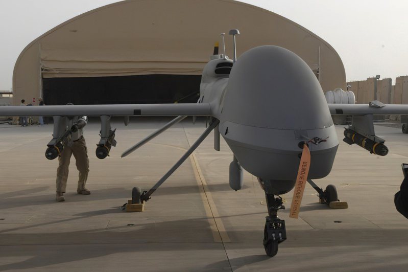 中情局透露，在美國撤出阿富汗之後，已將大批人力及資源移往對付中國。圖為美國搭載地獄火飛彈的MQ-1C無人機。（美聯社）