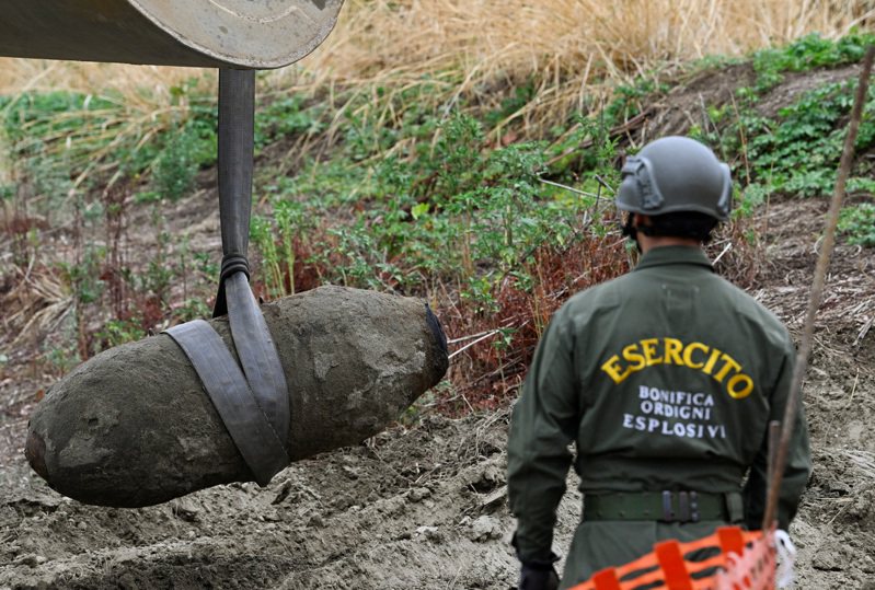 這枚未爆彈上個月25日在義大利北部曼圖亞市附近的村莊被發現，其重量高達450公斤、軍方更稱其裝有240公斤的炸藥。（路透）