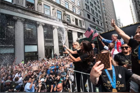 7月7日纽约市将举行纸带大游行，致敬一线工作人员；图为2017年纽约市为夺得世界杯冠军的美国女足举行纸带游行。（市长办公室提供）(photo:UDN)