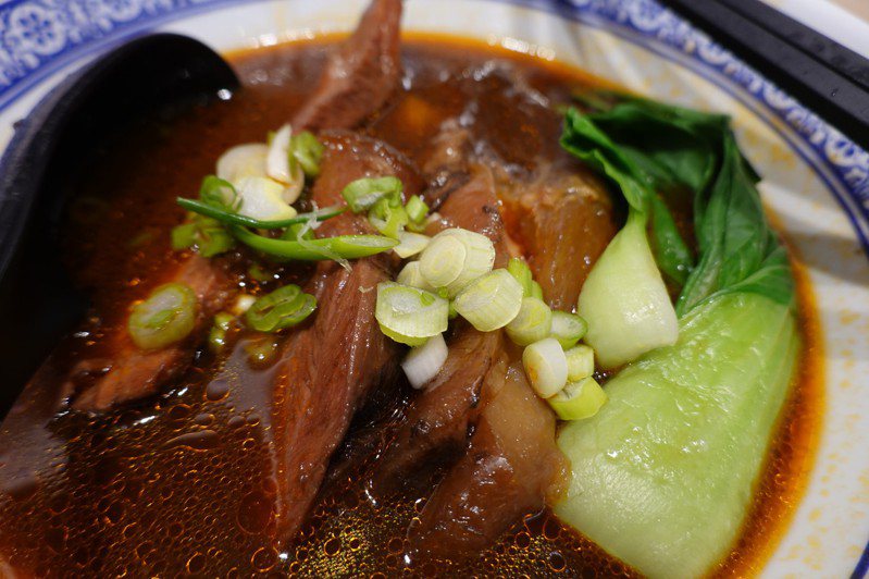 牛肉麵是台灣的美食明星之一，不僅台灣人愛吃，也吸引許多國外饕客慕名而來。聯合報系資料照片／記者江碩涵攝影