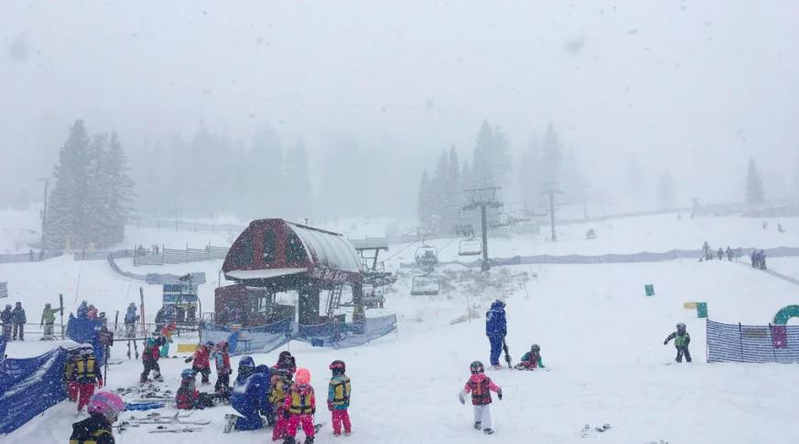 一名滑雪爱好者在太浩湖地区的暴风雪中失踪多日，8日遗体在居民区附近被找到。（美联社）(photo:UDN)
