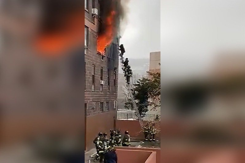 布朗士公寓五级大火。(取自推特)(photo:UDN)