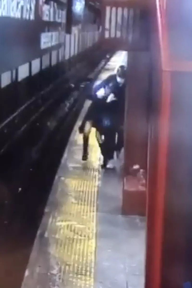 Jirajariyawetch在曼哈顿地铁站被攻击的画面。(警方提供)(photo:UDN)