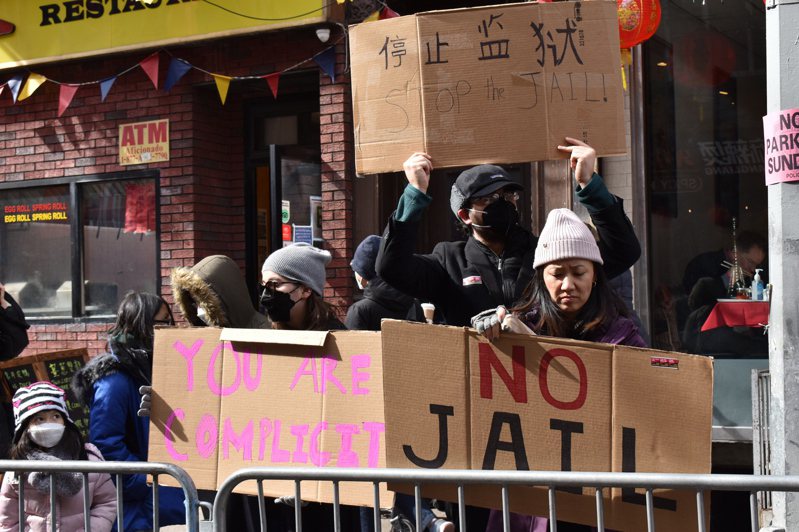 反对监狱、游民所民众举着牌子站在围观群众内。(记者颜嘉莹/摄影)(photo:UDN)