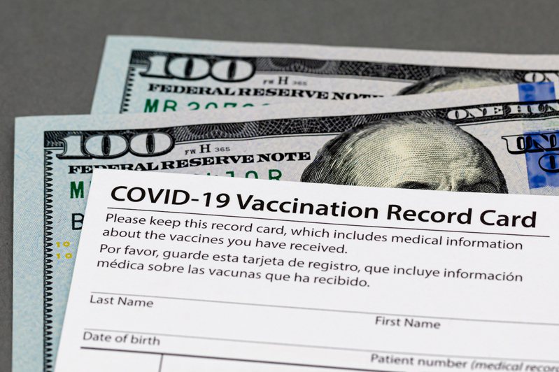 新泽西州一名邮局员工贩售出400张伪造的新冠疫苗接种卡，卡片全是在她上班的邮局列印，检方对她提出共谋诈欺和身分文件诈欺的指控。(Getty Images)(photo:UDN)