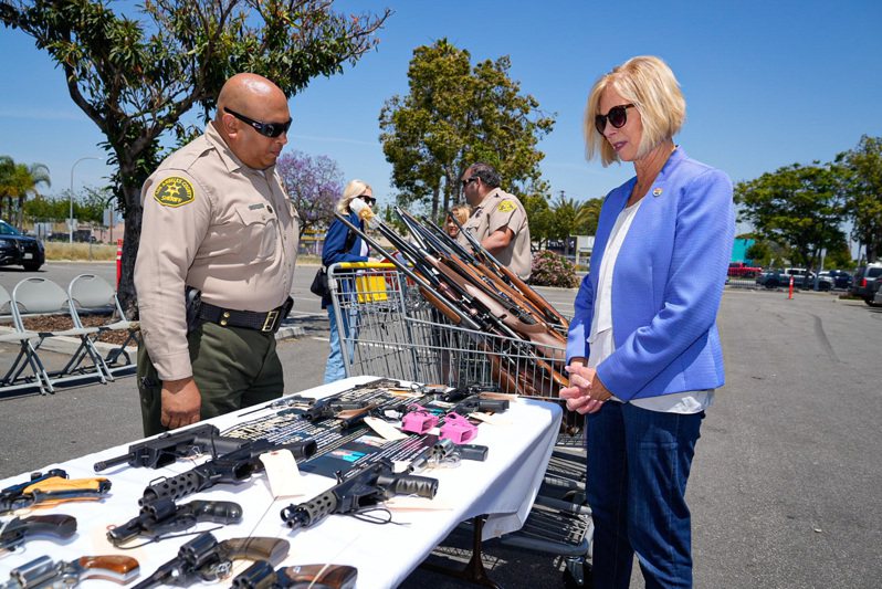 縣政委員韓珍妮（右）檢視槍枝回購成果。（韓珍妮辦公室）