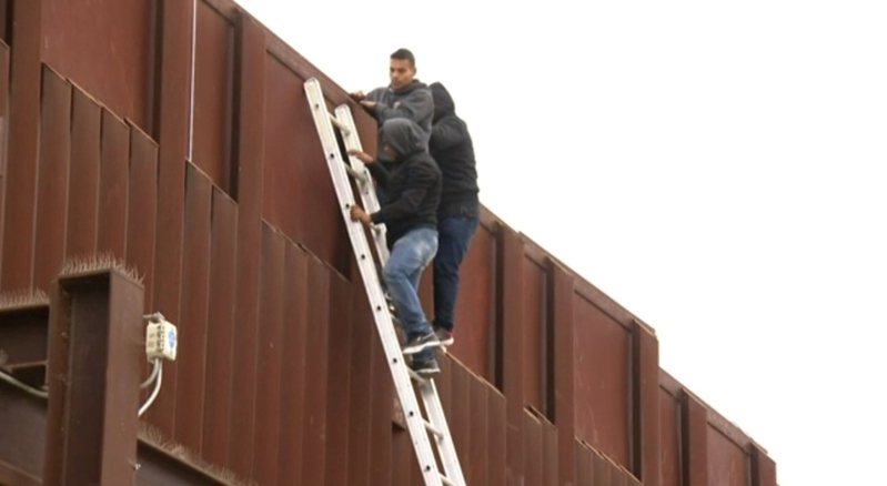 三名偷渡男子试图翻越美墨边境墙时卡在顶部无法脱身被救下。（CBS8）(photo:UDN)
