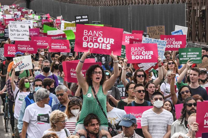 日前纽约市民到曼哈顿下城集会示威，争取堕胎权利。(Getty Images)(photo:UDN)