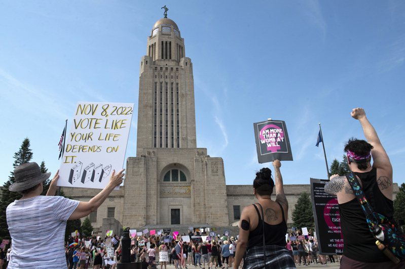 內州在2010年通過嚴格的妊娠20周後禁墮胎法。圖為爭取墮胎權人士7月4日在內州首府林肯市州議會前抗議大法官取消聯邦婦女墮胎權。(美聯社)