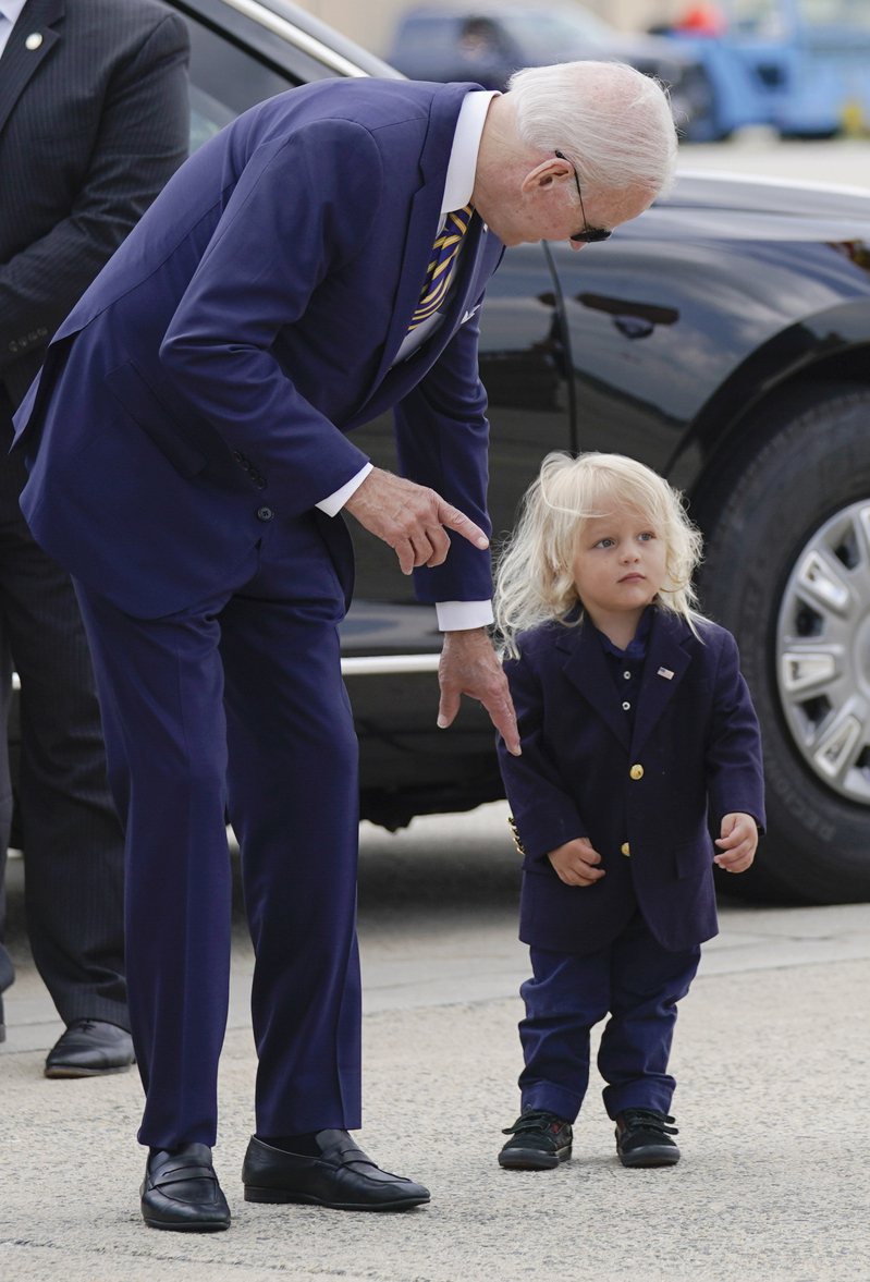 拜登总统10日偕家人抵达南卡罗来纳州度假，带着孙子波，可爱模样令人注目。(美联社)(photo:UDN)