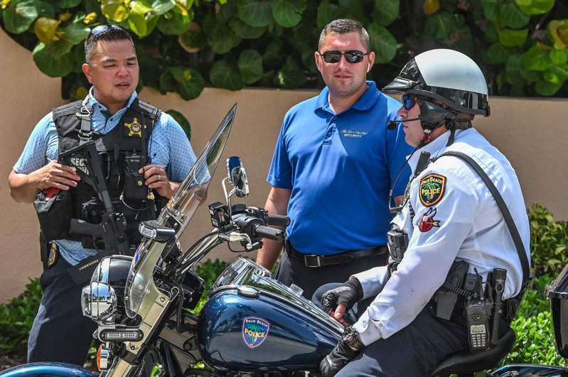 聯邦調查局幹員與佛州當地警員8日在聯邦調查人員於佛州搜查川普海湖莊園時在外面警戒。 (Getty Images)