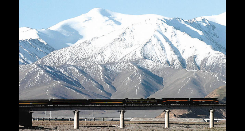 中國計畫從拉薩至日喀則鐵路（拉日鐵路）延伸線—日吉鐵路（日喀則至吉隆口岸），興建通往尼泊爾的中尼鐵路。圖為行經昆崙山凍土區的青藏鐵路列車。(新華社)
