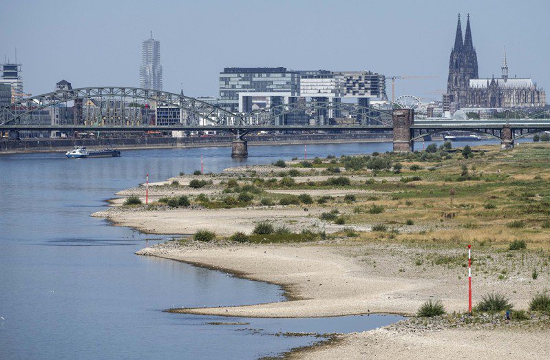 萊茵河在德國境內幾段河道的水位，下降到船隻難以通行的危險等級。（美聯社）