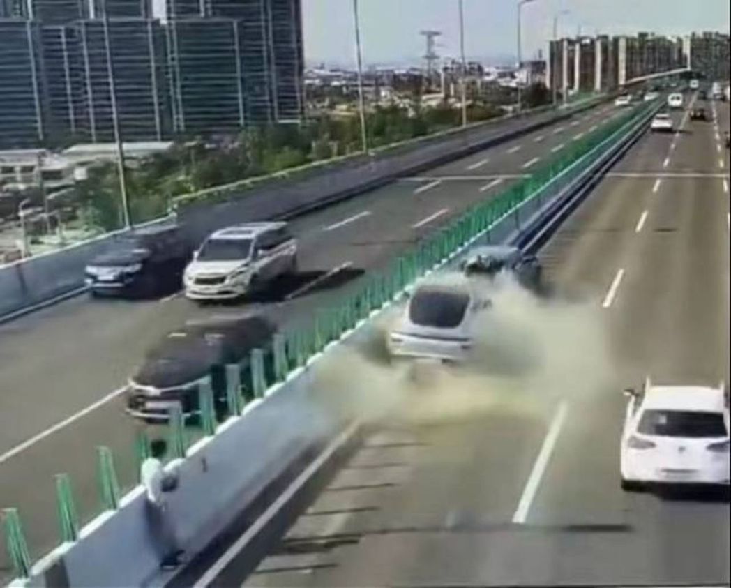 有網友爆料一名小鵬P7車主，在高架橋上開輔助駕駛功能，追尾道路前方故障車輛。(取...