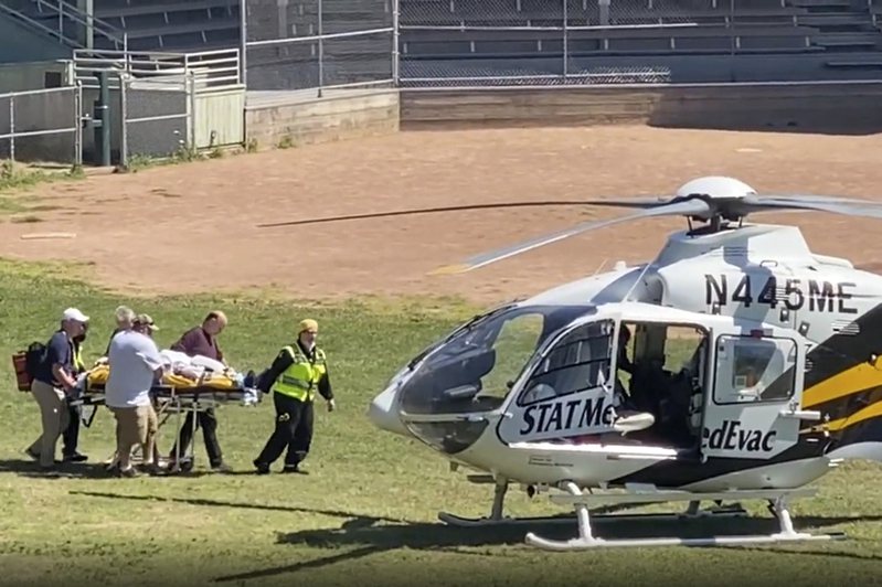 魯西迪被刺傷後，由擔架抬上直升機送醫急救。美聯社