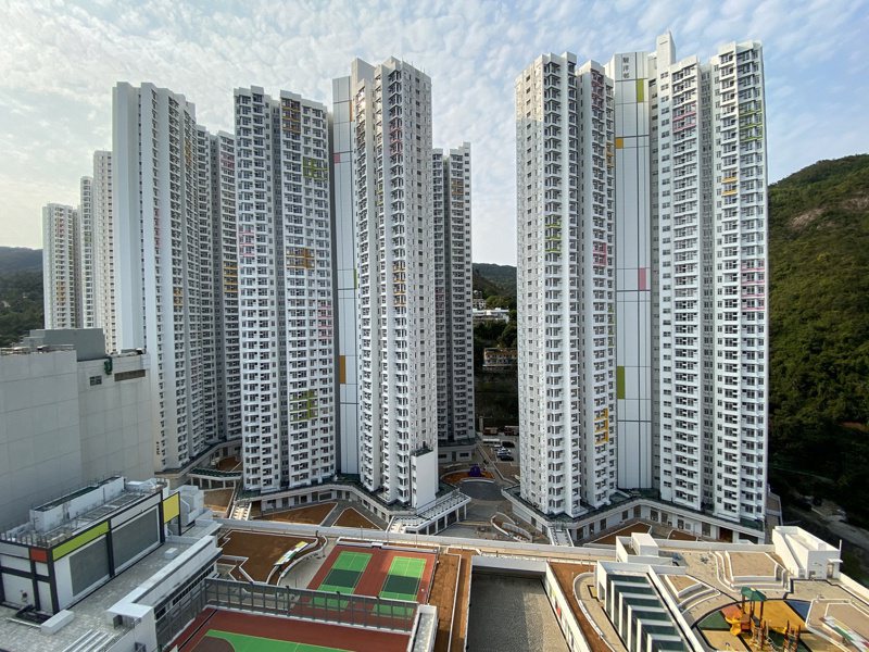香港房屋委員會12日公布，截至6月底，約有14.42萬宗一般公屋申請；在過去12個月獲安置入住公屋的一般申請者的平均輪候時間為6年，較早前的6.1年新高微跌0.1年。（中通社）