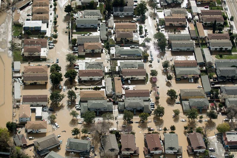 研究發現，受氣候變遷影響，加州可能遭逢具摧枯拉朽之力的巨大洪災，最嚴重情形可能造成數以萬計的生命損失，抹去1兆元的經濟產值。圖為聖荷西市2017年2月22日遭洪水侵襲，成為澤國。(美聯社)