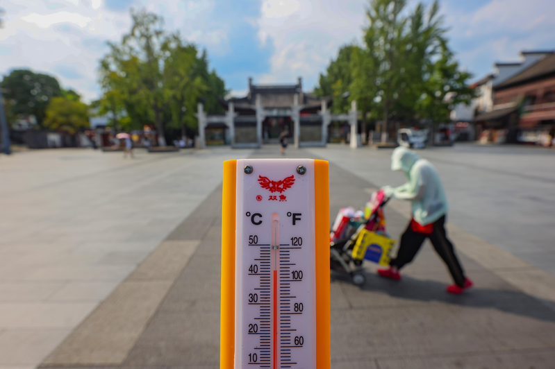 中央氣象台發布今年第一個「高溫紅色預警」，多地氣溫將達40~42℃。(中新社)