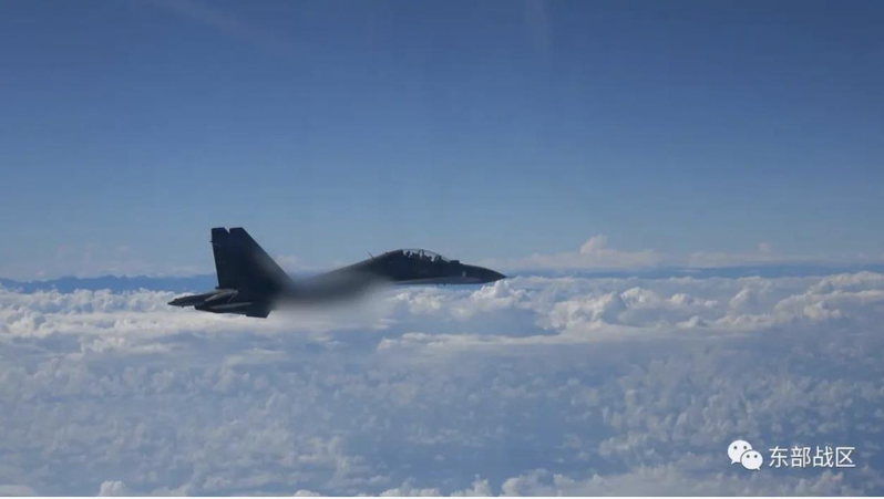 解放軍東部戰區15日下午發出影片，顯示戰機在台海上空巡邏。（取材自東部戰區官方微信）