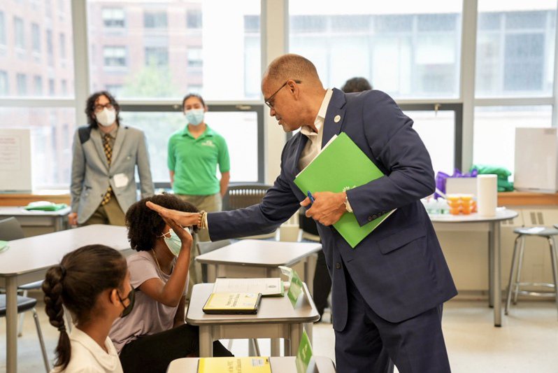 市教育局强烈建议学生在人员密集处继续戴口罩，同时在每间教室提供空气净化器。(取自班克斯推特)(photo:UDN)