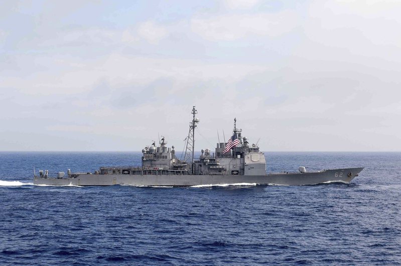 圖為美軍導彈巡洋艦「錢斯勒斯維爾號」穿過菲律賓海，準備進入台灣海峽。(美聯社)