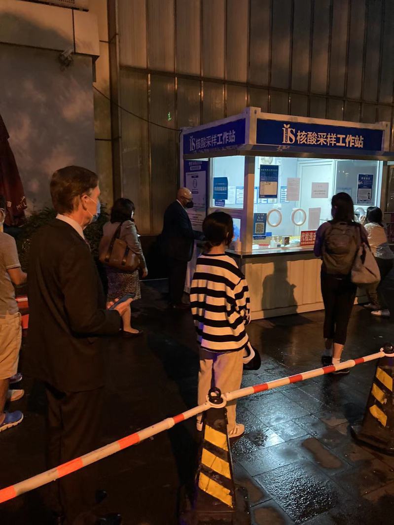 美國駐中國大使伯恩斯(左)1日在推特發布一張他在上海排隊做核酸檢測的照片，引發熱議。(取自伯恩斯推特帳號)