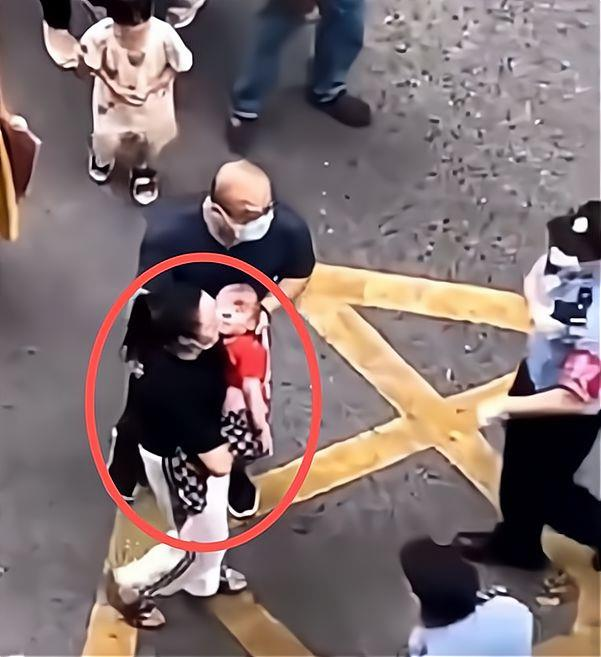 重慶一名3歲男童因其父母出門做核酸檢測墜樓，媽媽抱著小孩嚎啕大哭，直說「我後悔呀，我真的後悔呀」。圖／影片截圖