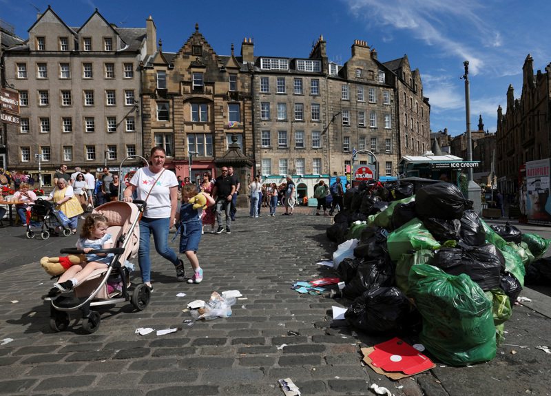 英国爱丁堡街头8月底因为清洁工人罢工而垃圾满溢。（路透）(photo:UDN)