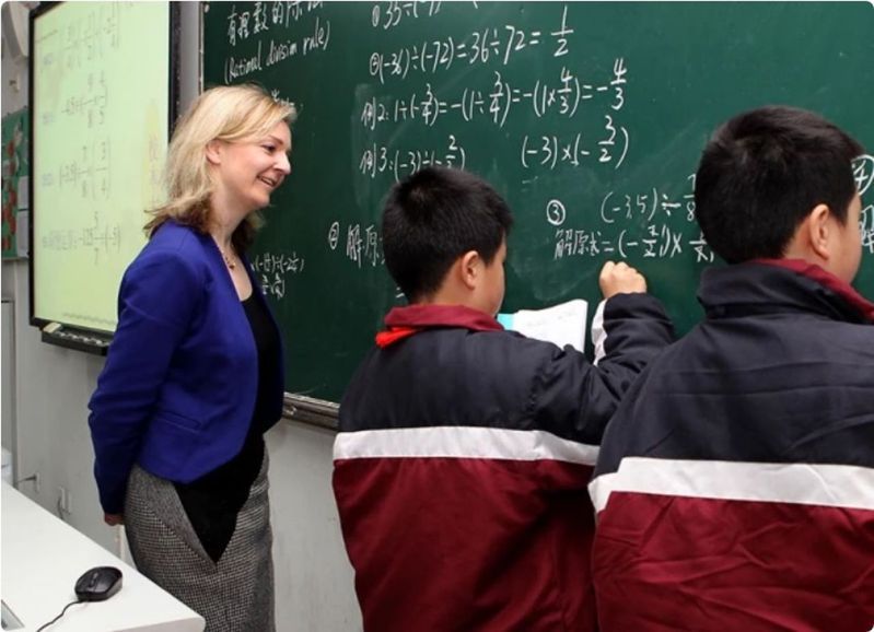 英國新任首相特拉斯多年前曾來過上海，訪問上海的公辦中小學校。（取材自新民周刊）