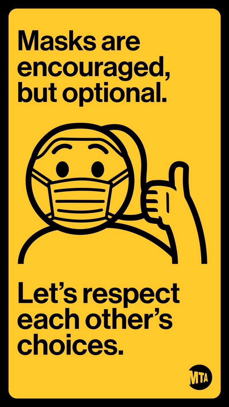 MTA已开始更新地铁和公车内的口罩广告，告知乘客戴口罩是可选项，同时也应尊重他人的选择。（州长办公室提供）(photo:UDN)