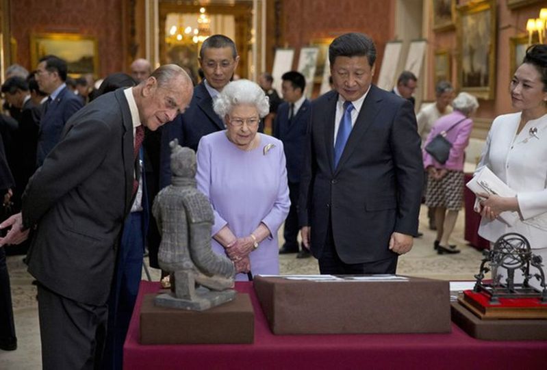 2015年10月，中國國家主席習近平訪英，女王在白金漢宮會見他，習並向女王介紹兵馬俑。(路透資料照片)