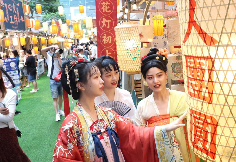 上海虹橋南豐城，身穿漢服的遊客在欣賞中秋花燈。（新華社）