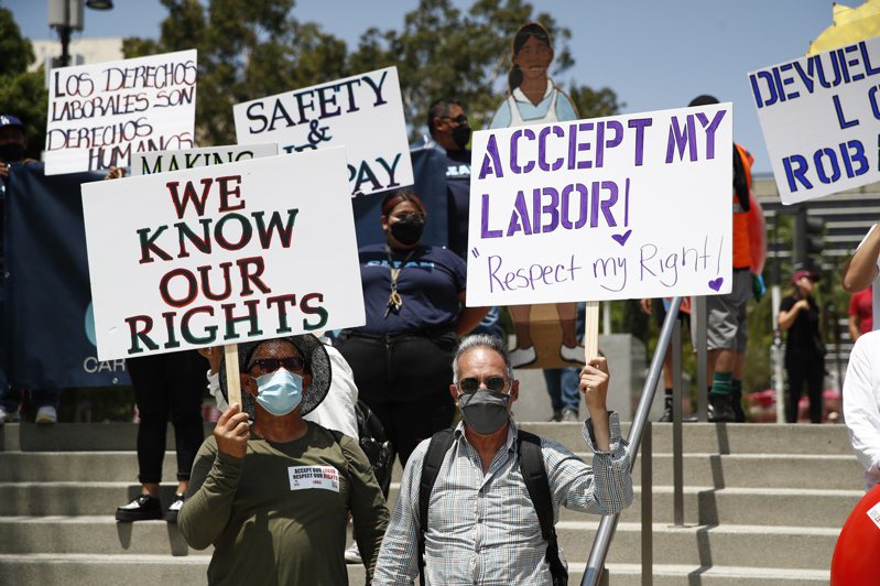 劳动力严重短缺，让工人争取更好的合约有更多谈判筹码。图为洛杉矶市移民工人走向街头。(欧新社)(photo:UDN)