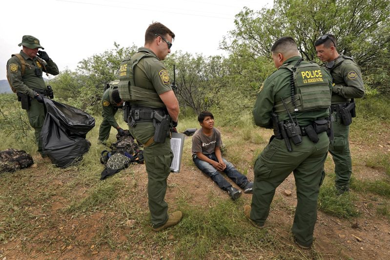 于本月底截止的2022会计年度，在美墨边界被捕的无证客人数首破200万。图为美国边界巡逻队8日在亚历桑那州边界山区盘问一名12岁的小无证客。(美联社)(photo:UDN)