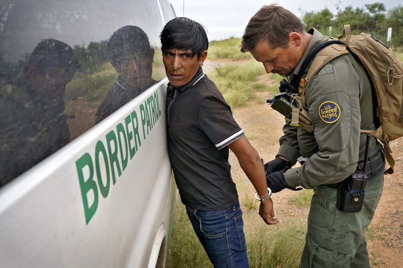 于本月底截止的2022会计年度，在美墨边界被捕的无证客人数首破200万。图为美国边界巡逻队8日在亚历桑那州边界山区逮捕一位无证客。(美联社)(photo:UDN)