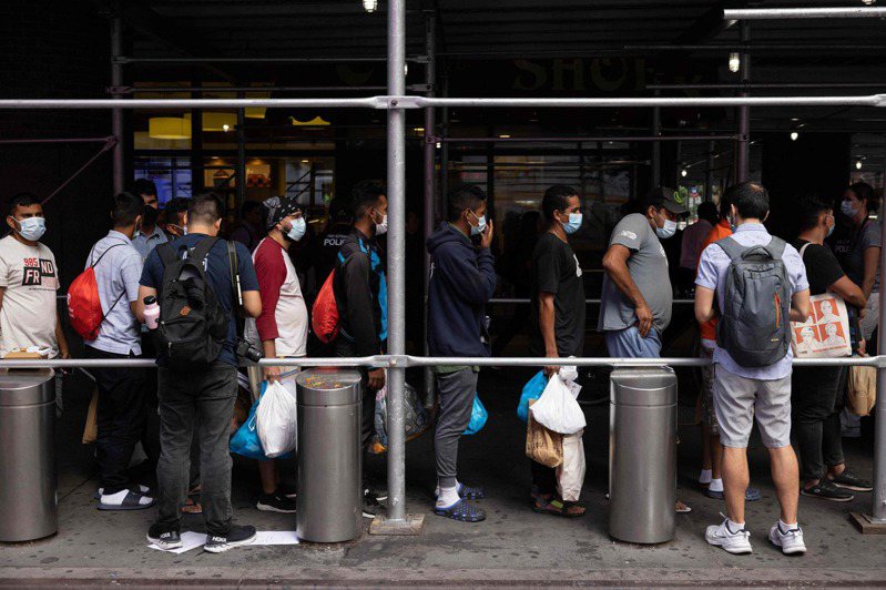 来自德州的一批委内瑞拉的无证客上月搭乘长途巴士，抵达纽约市巴士总站，疲惫不堪，排队等候被安置。(Getty Images)(photo:UDN)