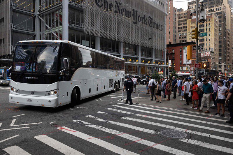 来自德州的长途巴士上月10日带来一批委内瑞拉的无证客，抵达纽约市巴士总站。(Getty Images)(photo:UDN)