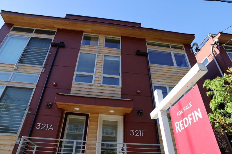 全美房价正快速冷却。分析指若经济衰退，明年房价可能下跌20%。图为西雅图房屋挂牌求售。(路透)(photo:UDN)