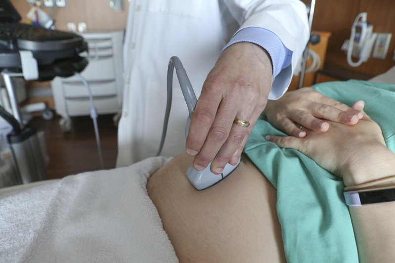 科罗拉多州实施新法，要求人工受孕的父母必须告知子女真相。图为孕妇接受产前检查。(美联社)(photo:UDN)