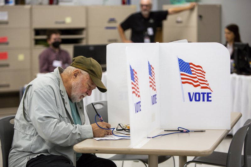 明尼蘇達州23日投票所，心意已定的選民陸續投票。(美聯社)